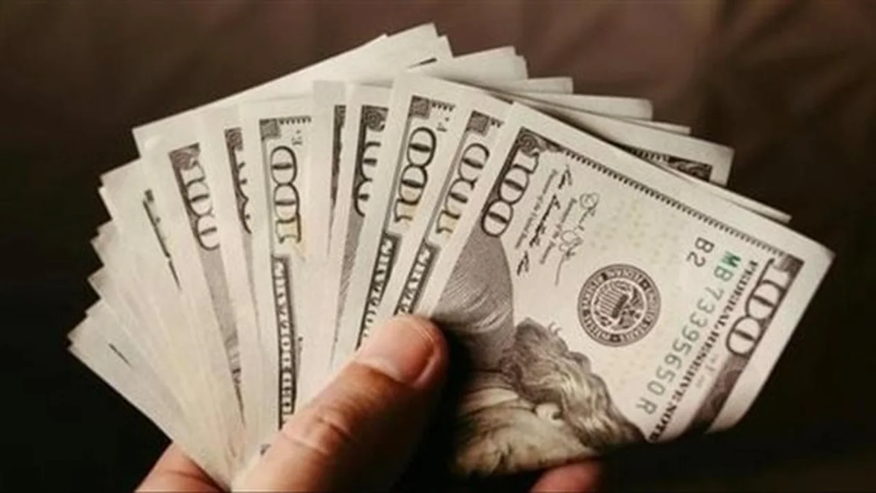 سعر الدولار اليوم يشهد انخفاضًا مفاجئًا وتأثيره المباشر على المستثمرين وسوق النقد في مصر